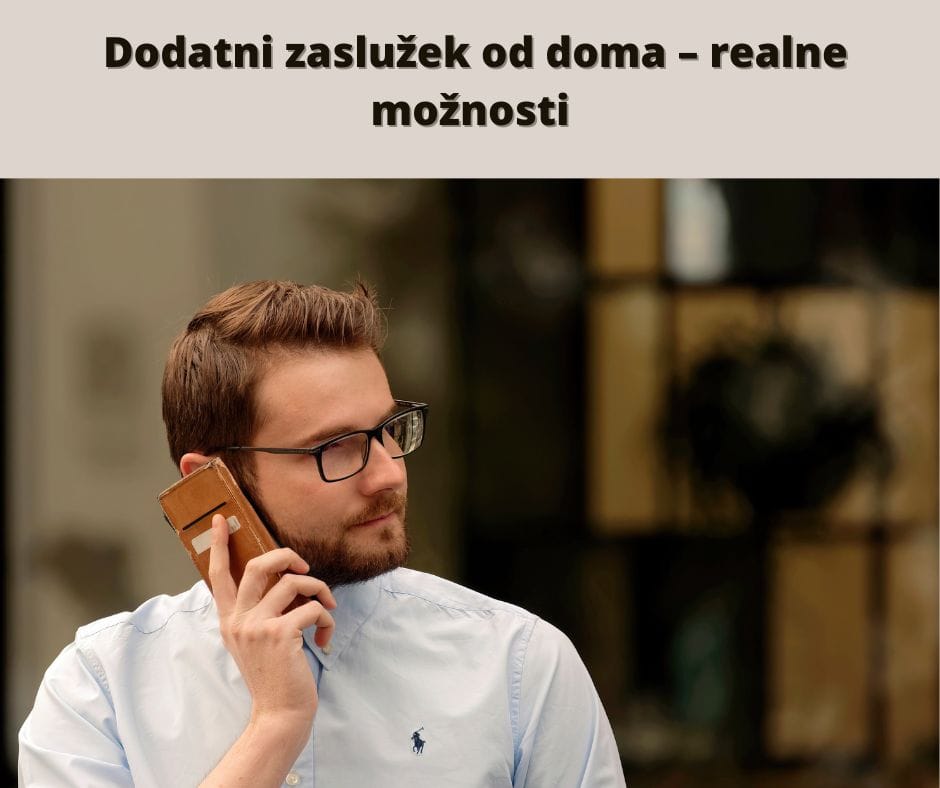 Moški s telefonom vodi pogovor o poslu
