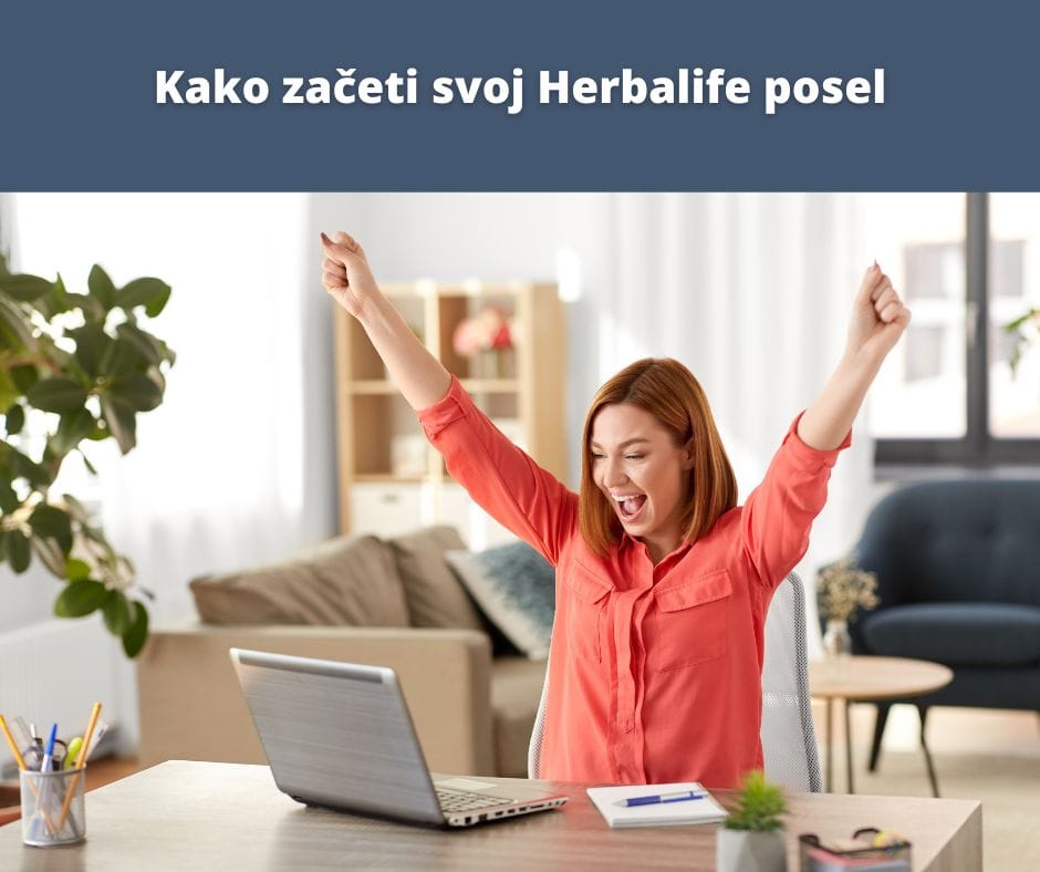 Nasmejana oseba dela na računalniku – prvi koraki v poslu