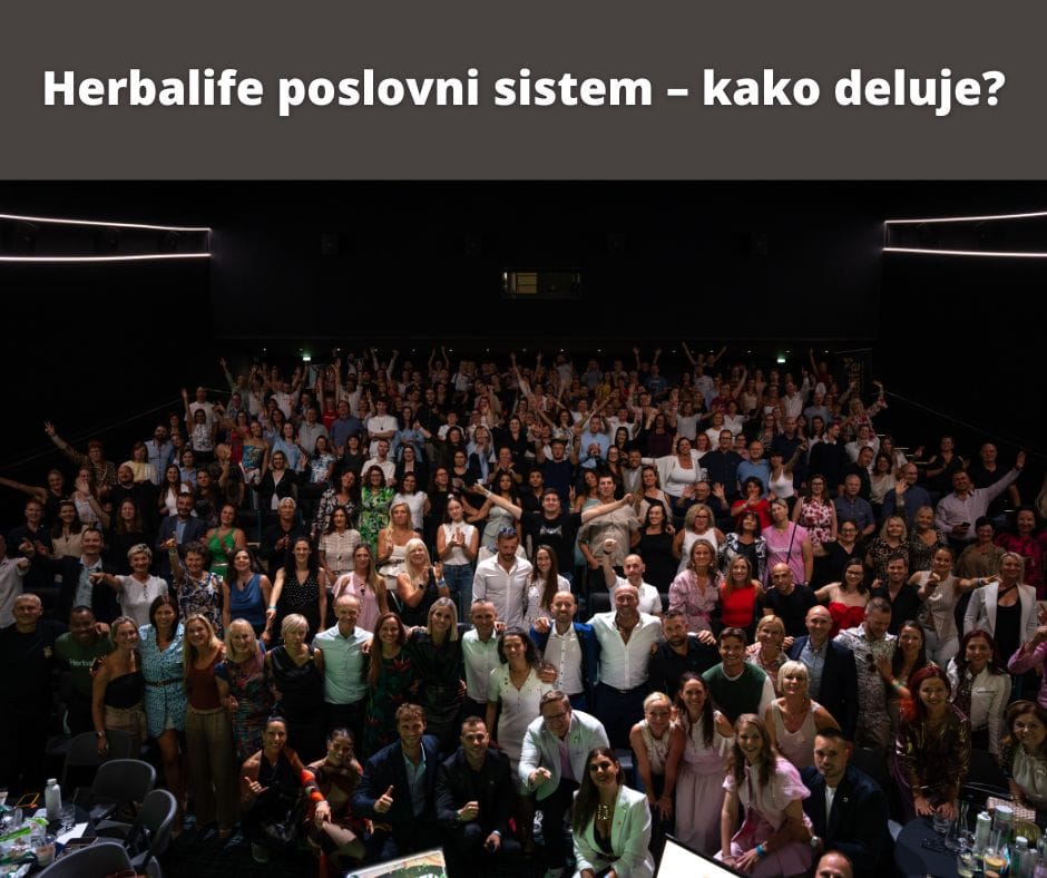 Skupina ljudi na izobraževanju o Herbalife poslovnem sistemu