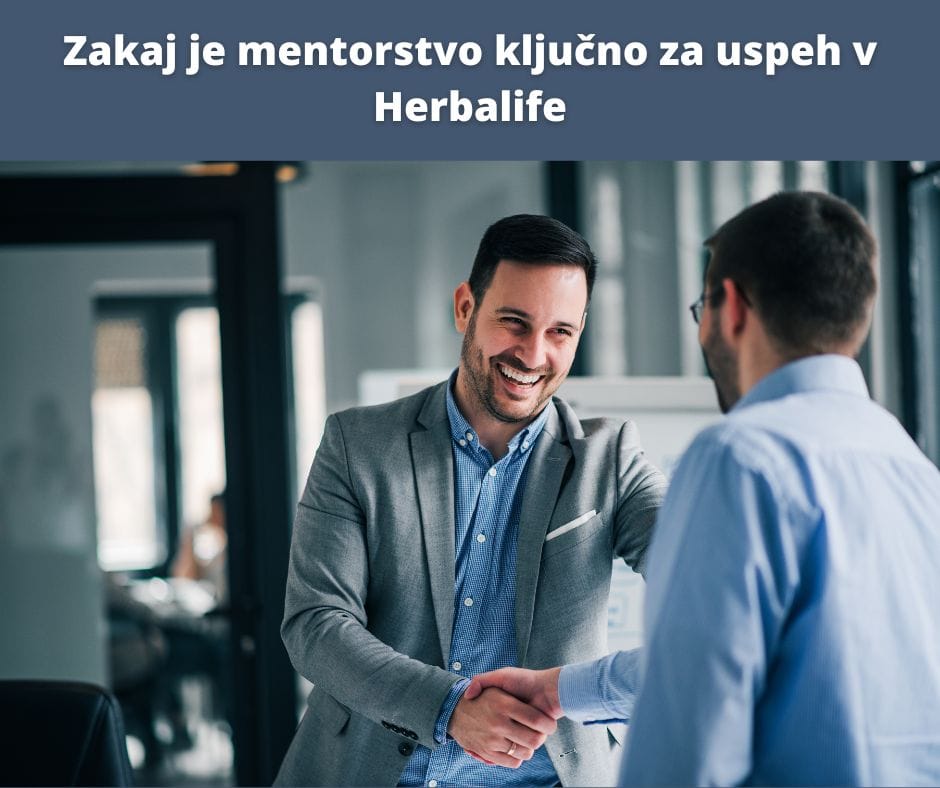 Simbolični stisk roke med mentorjem in novincem