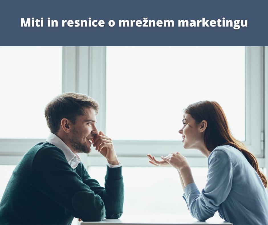 Moški in ženska se pogovarjata o mrežnem marketingu ob kavi