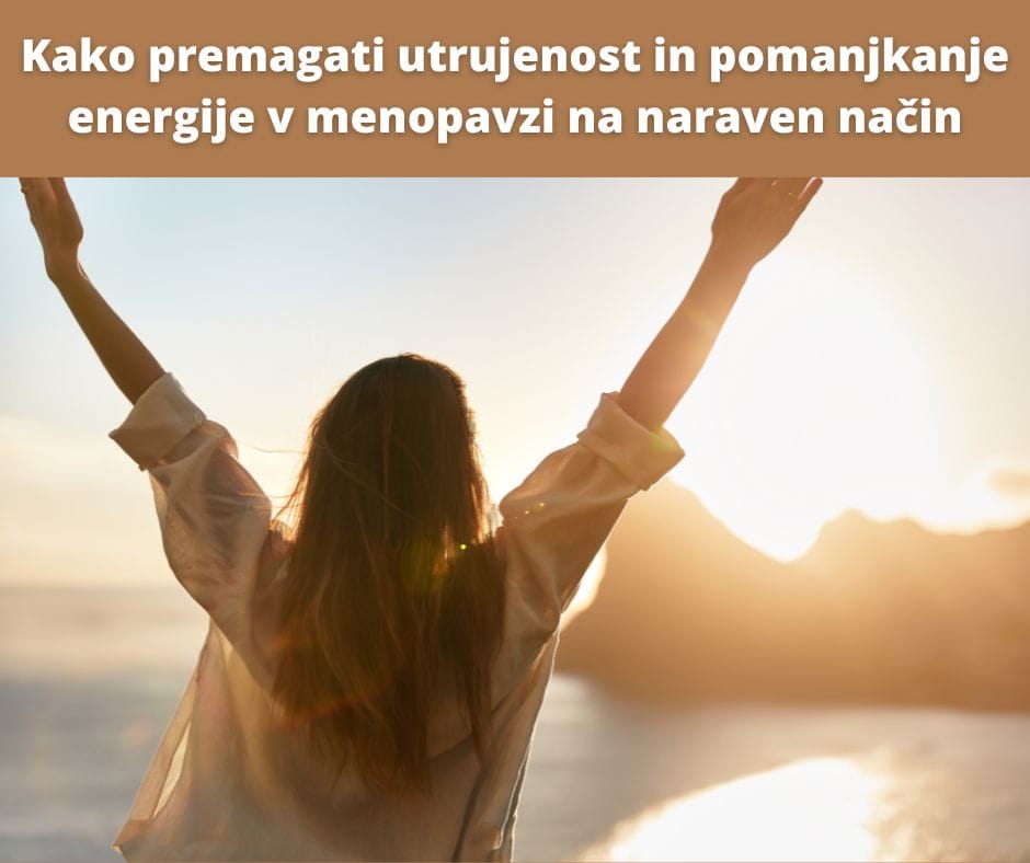 Nasmejana ženska z dvignjenimi rokami – občutek vitalnosti