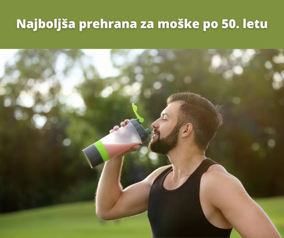Moški uživa beljakovinski napitek kot podporo prehrani po 50.