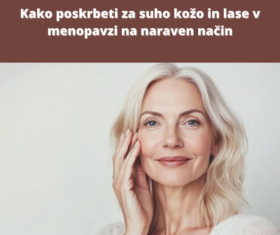 Ženska se nasmejano dotika sijočih las v menopavzi