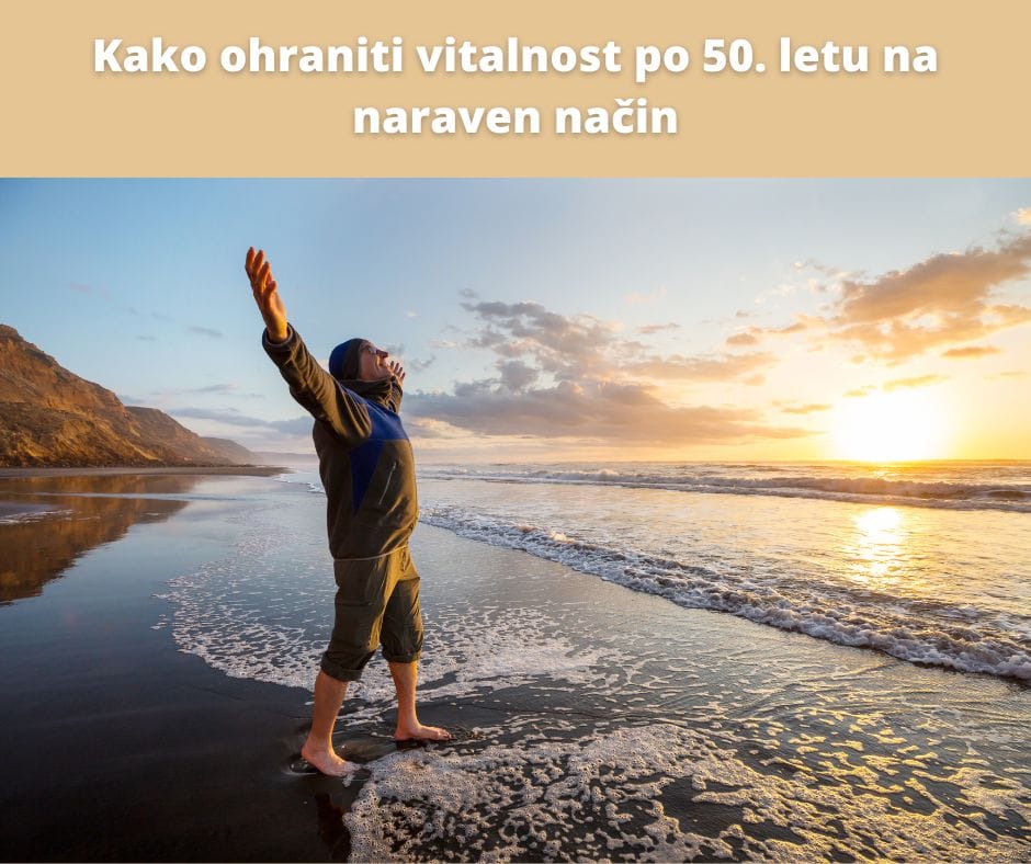 Nasmejan moški poln energije v naravi