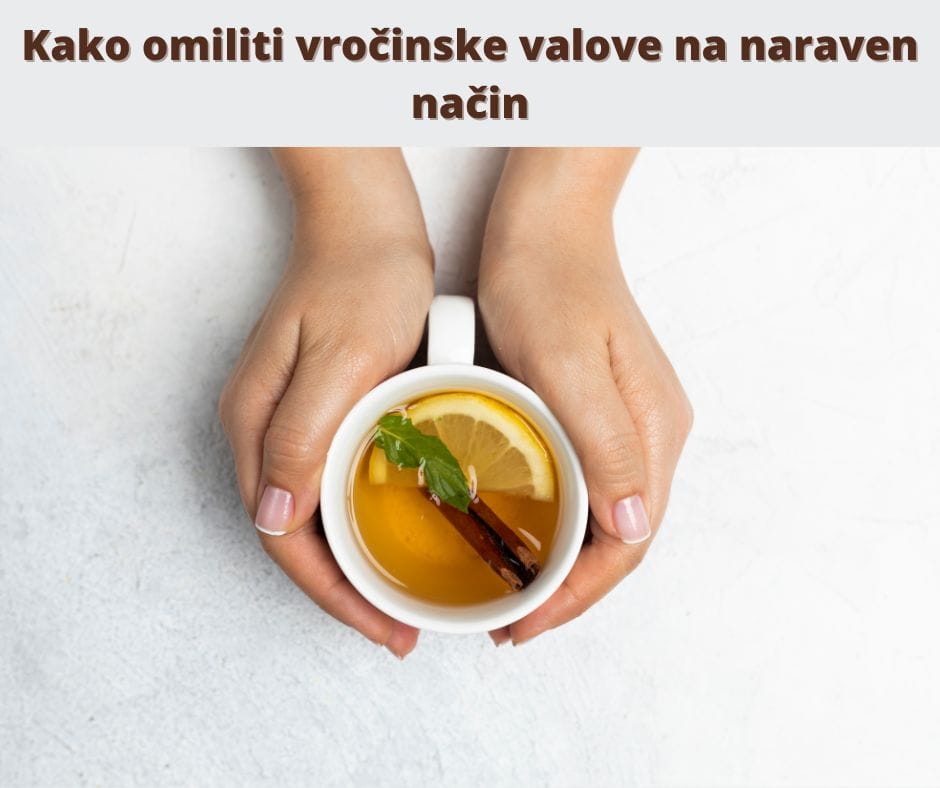 Skodelica zeliščnega čaja za lajšanje simptomov menopavze