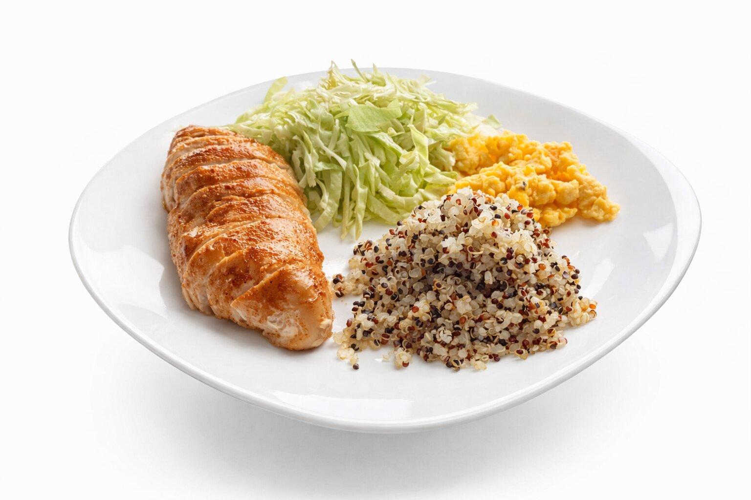 Fit kosilo s piščancem, kvinojo, umešanim jajcem in zeleno solato na belem krožniku